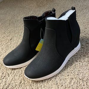 BareTraps Jack Wedge, never worn, still have tags